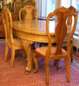 Tisch um 1930, Nussbaum. Ovale Form, ausziehbare Patte. Durchmesser: 170cm, Höhe: 79cm.Dazu: Satz