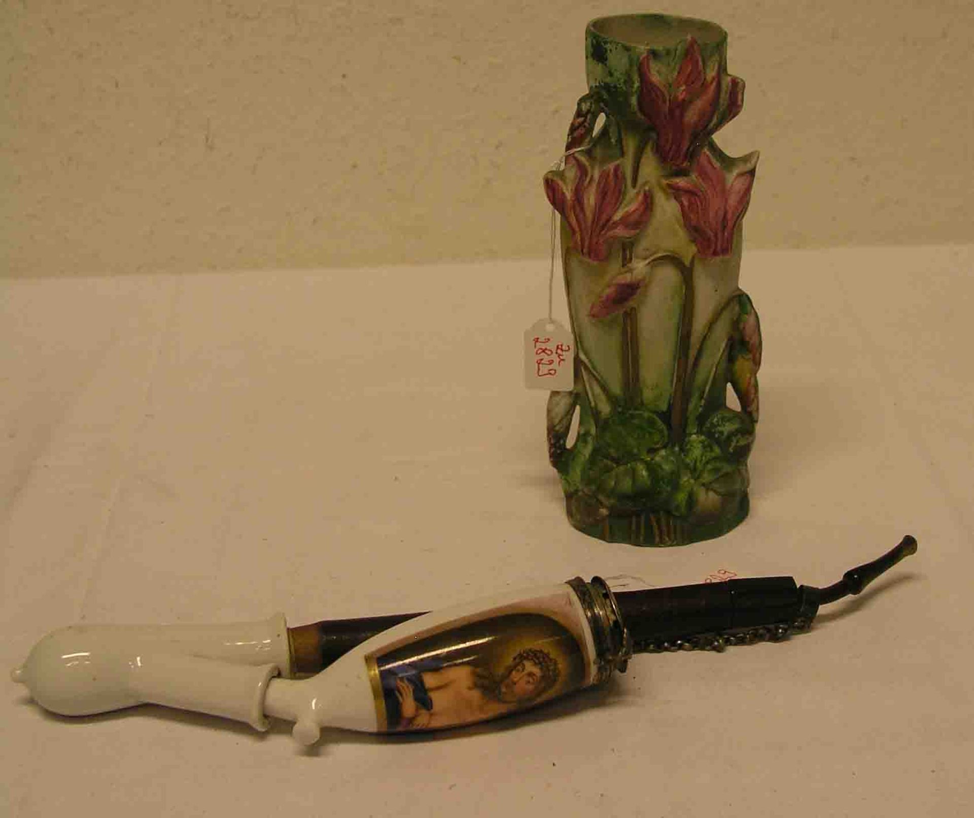 Jugendstilvase. Porzellan, farbig staffiertes Blumendekor, Höhe: 19cm. Dazu: Pfeife, 19.Jh.,