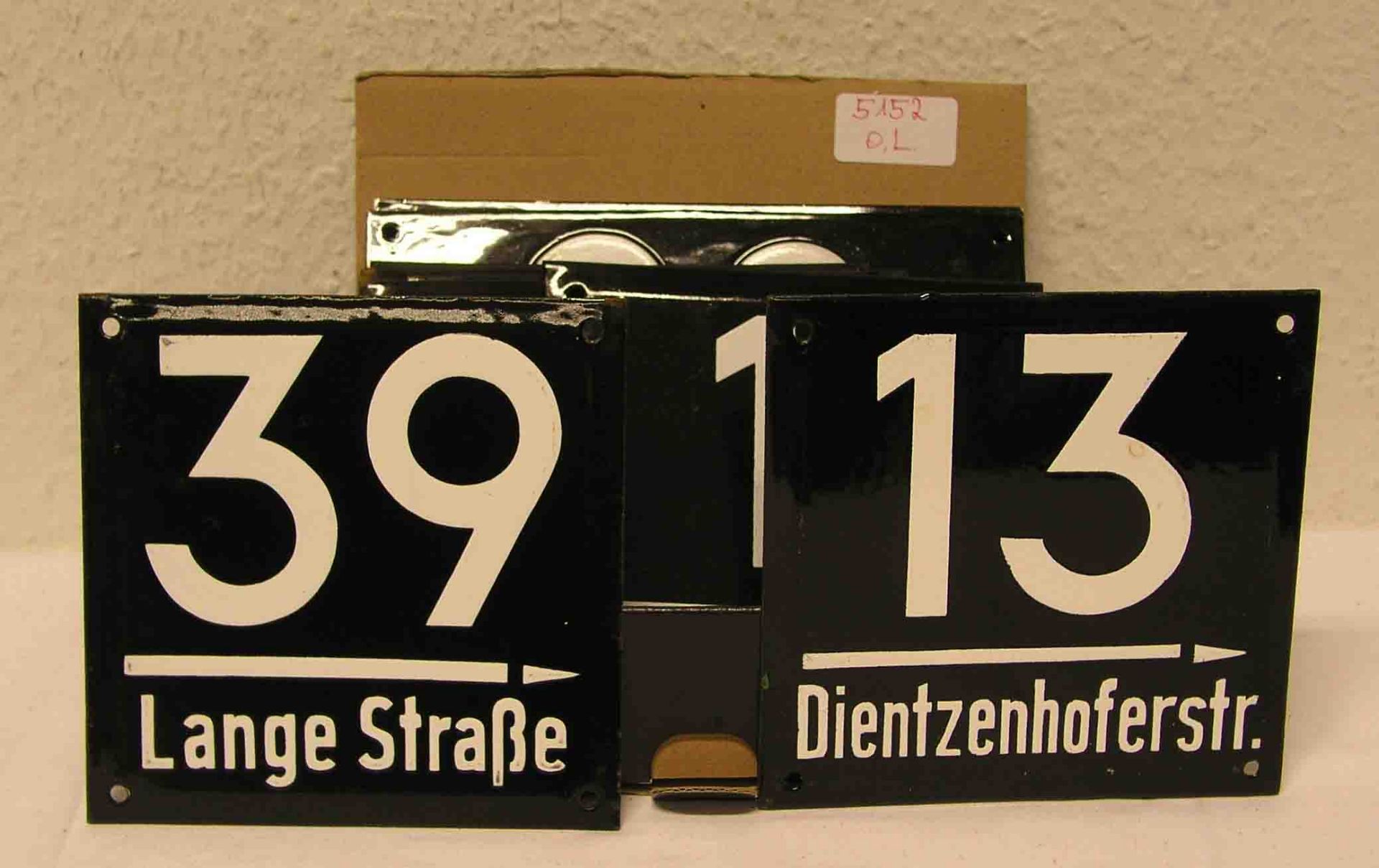 Hausnummern mit Straßennamen. Bamberg/Lichtenfels. Acht emaillierte und fünfBlechschilder. Alle in
