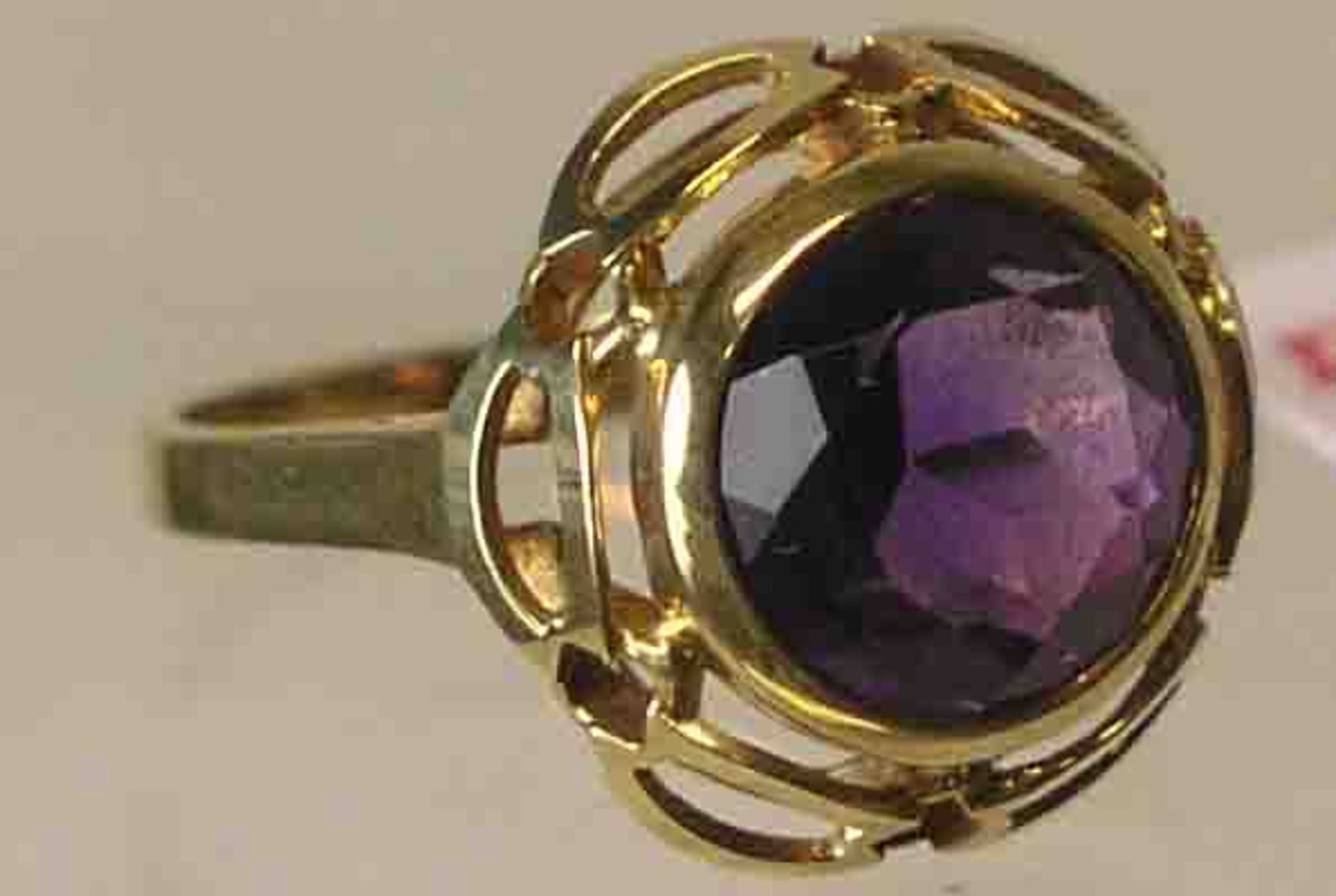 Amethystring. 14 Kt. Gold. Runder Ringkopf mit facettiertem Amethyst in durchbrochengearbeiteter