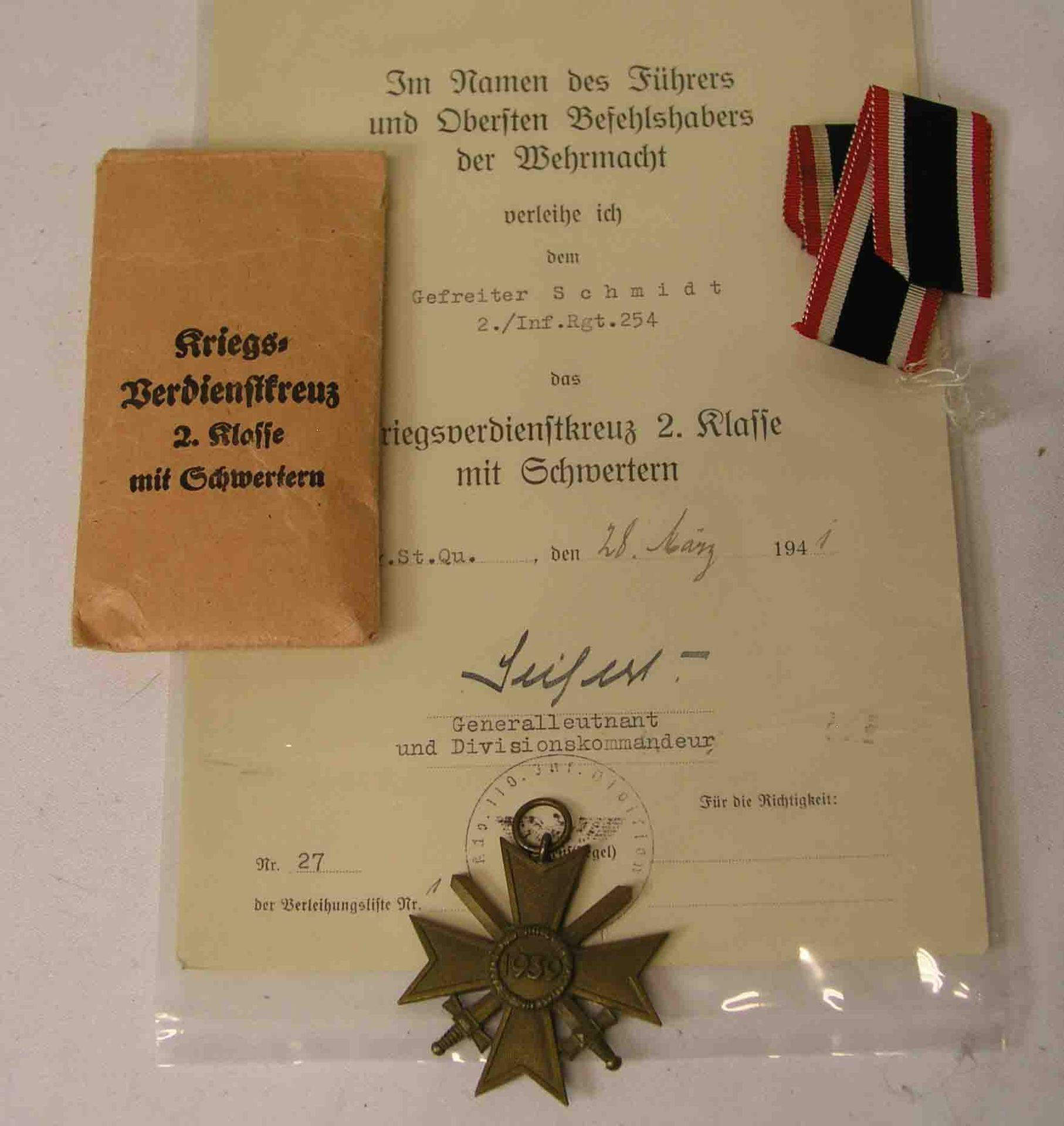 III. Reich: Kriegsverdienstkreuz 2. Klasse, mit Tüte und Verleihungsurkunde.