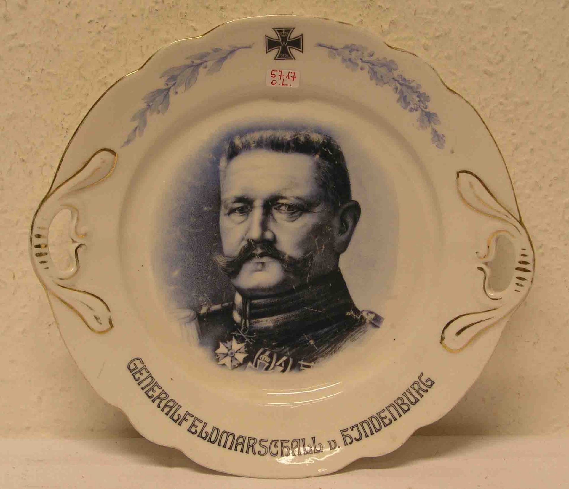 Patriotischer Teller "General-Feldmarschall v. Hindenburg". Porzellan, berieben,Durchmesser: 27cm.