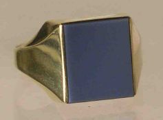 Herrenring. 14 Kt. Gelbgold. Blauer Lagestein, 1,2 x 1,2cm. RG 65, 4,7 Gramm.