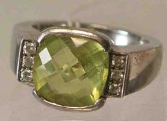 Ring. Sterling-Silber. Ringkopf besetzt mit Schmuckstein. RG 63, 15,9 Gramm.