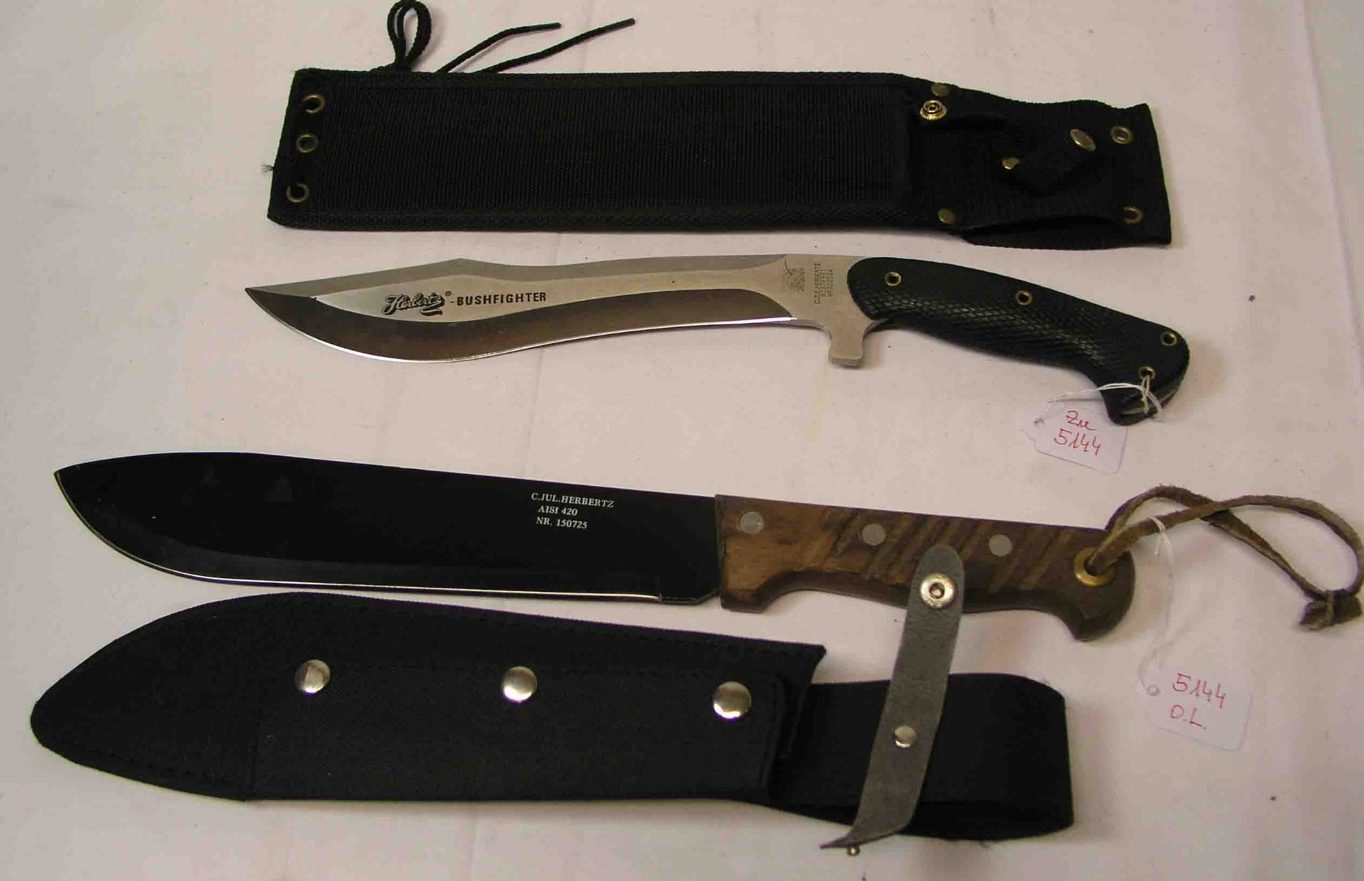 Zwei Messer. Dabei: Herbertz-Bushfighter. Länge: 37cm und Busch-Messer, Fa Herbertz, Aisi420, Länge: