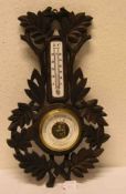 Barometer und Thermometer in geschnitztem Blattgehäuse. Höhe: 49cm.
