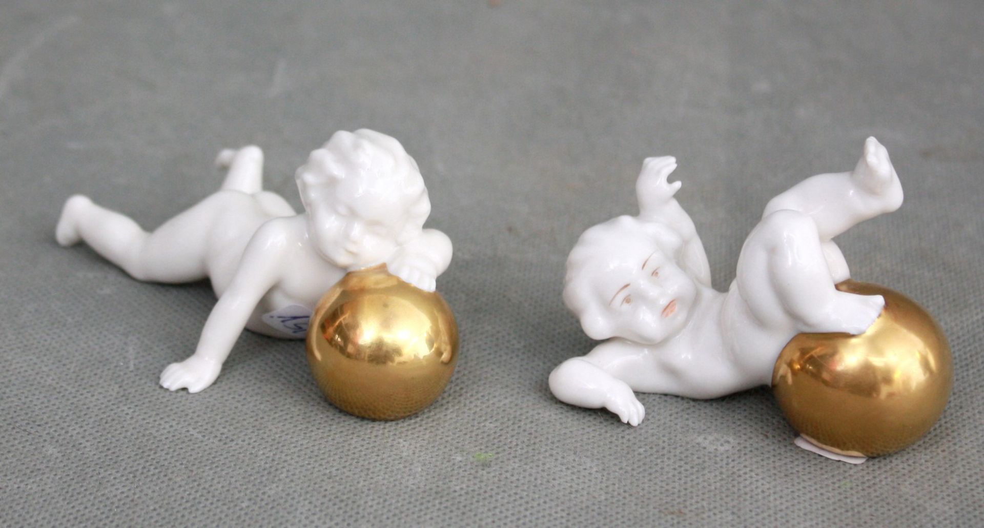 Zwei spielende Kinder mit goldener Kugel