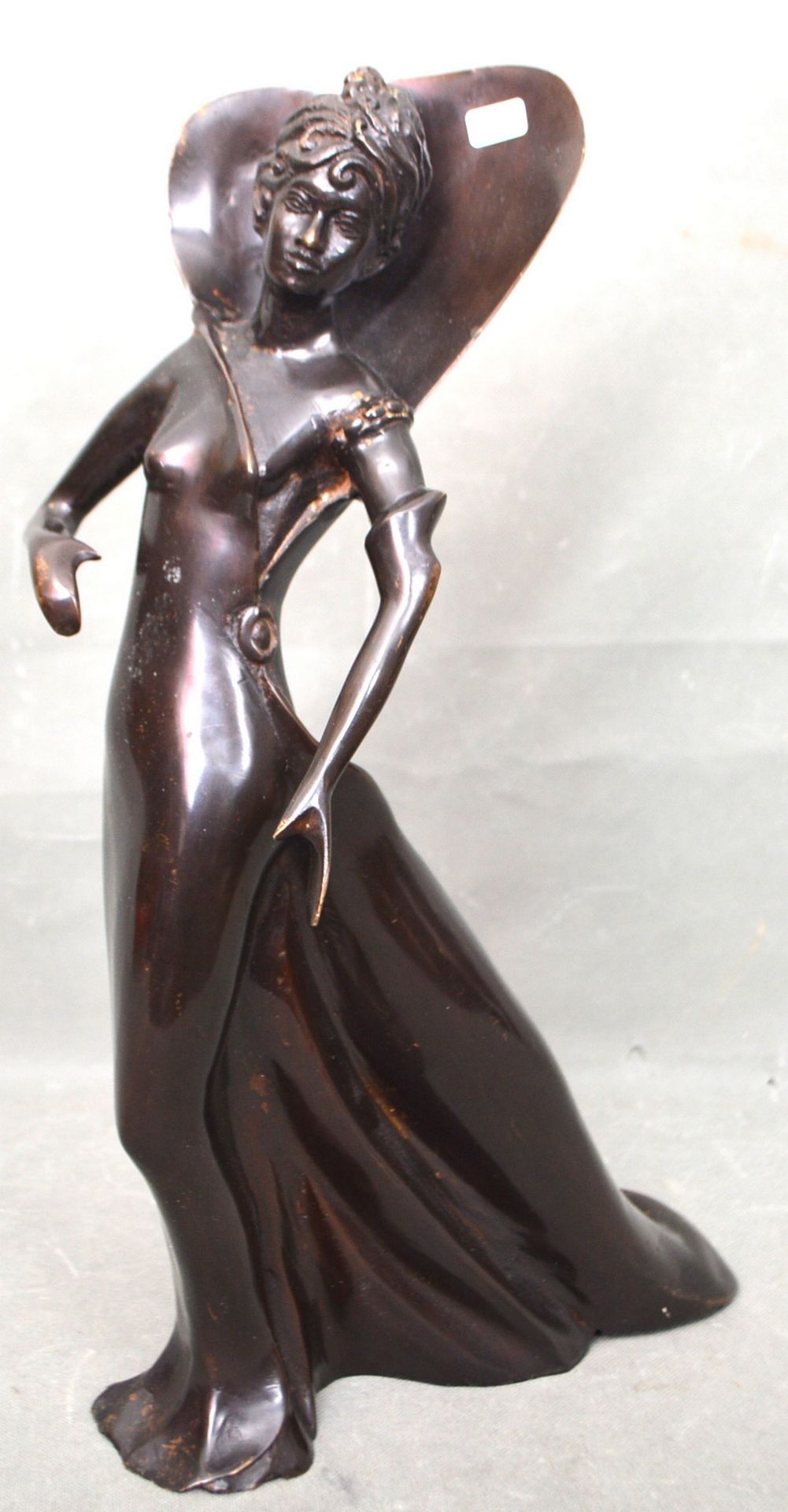 Skulptur einer eleganten Dame