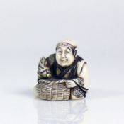 Netsuke (Japan, um 1900) sitzender