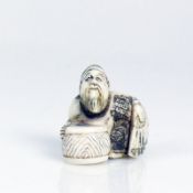 Netsuke (Japan, um 1900) kniender Mann