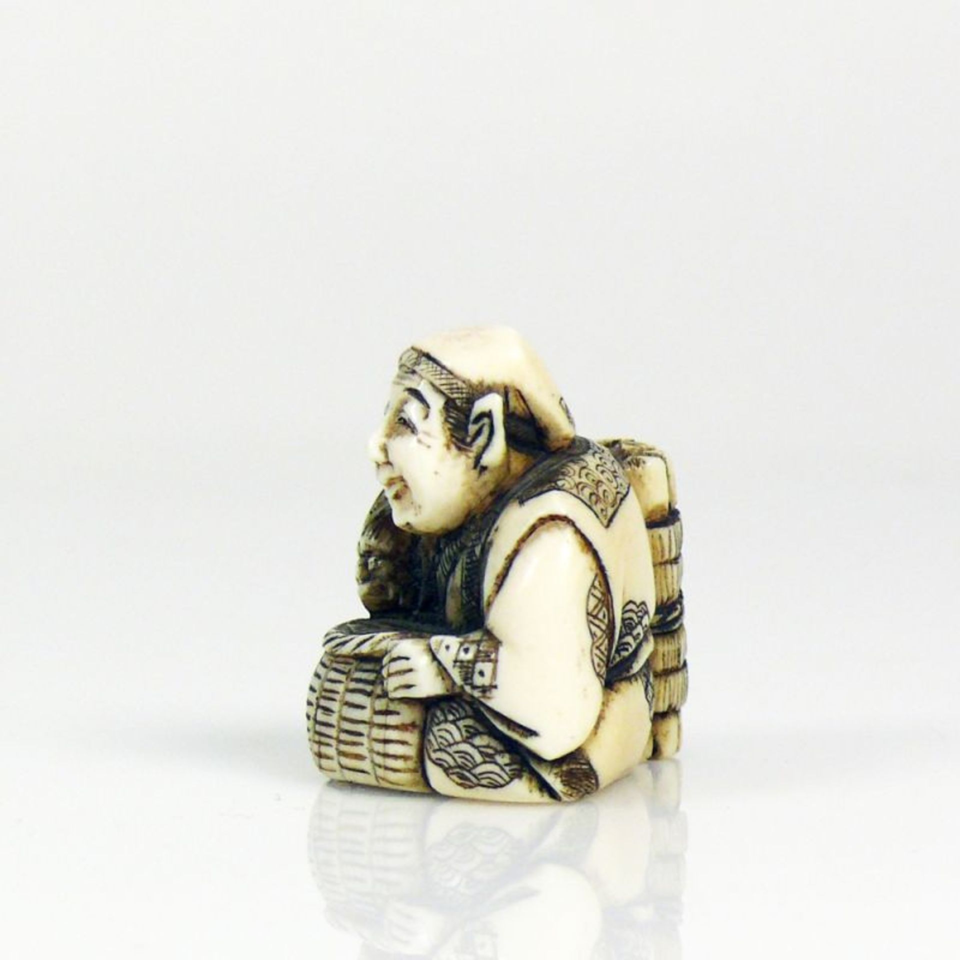 Netsuke (Japan, um 1900) sitzender - Image 2 of 5