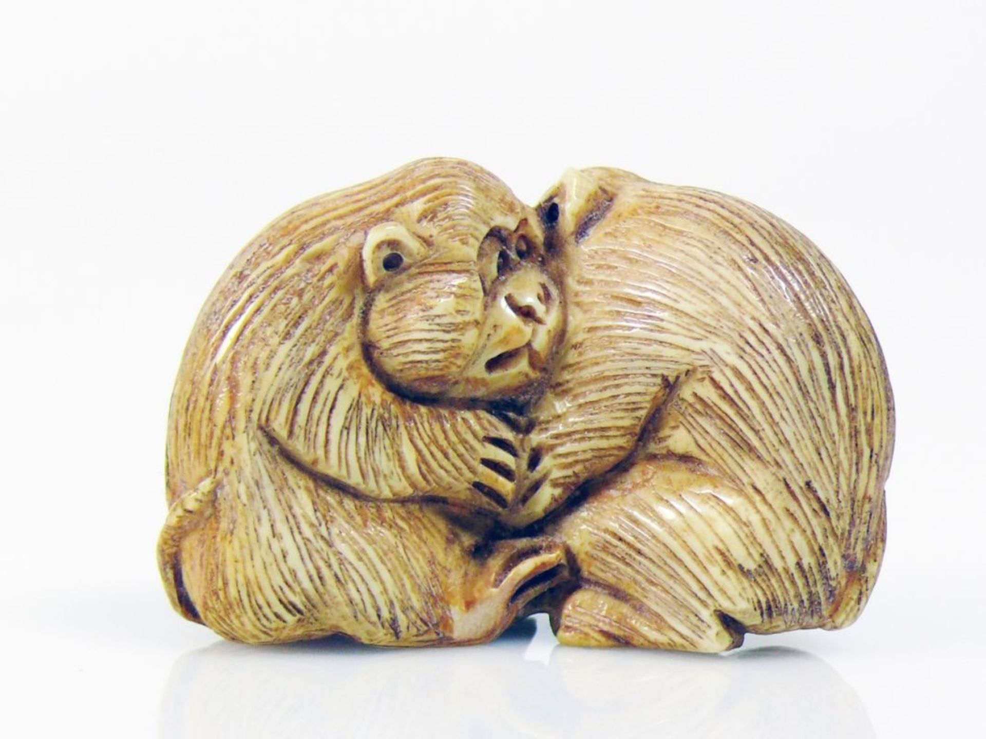 Netsuke (Japan) "2 Affen"; sitzend,