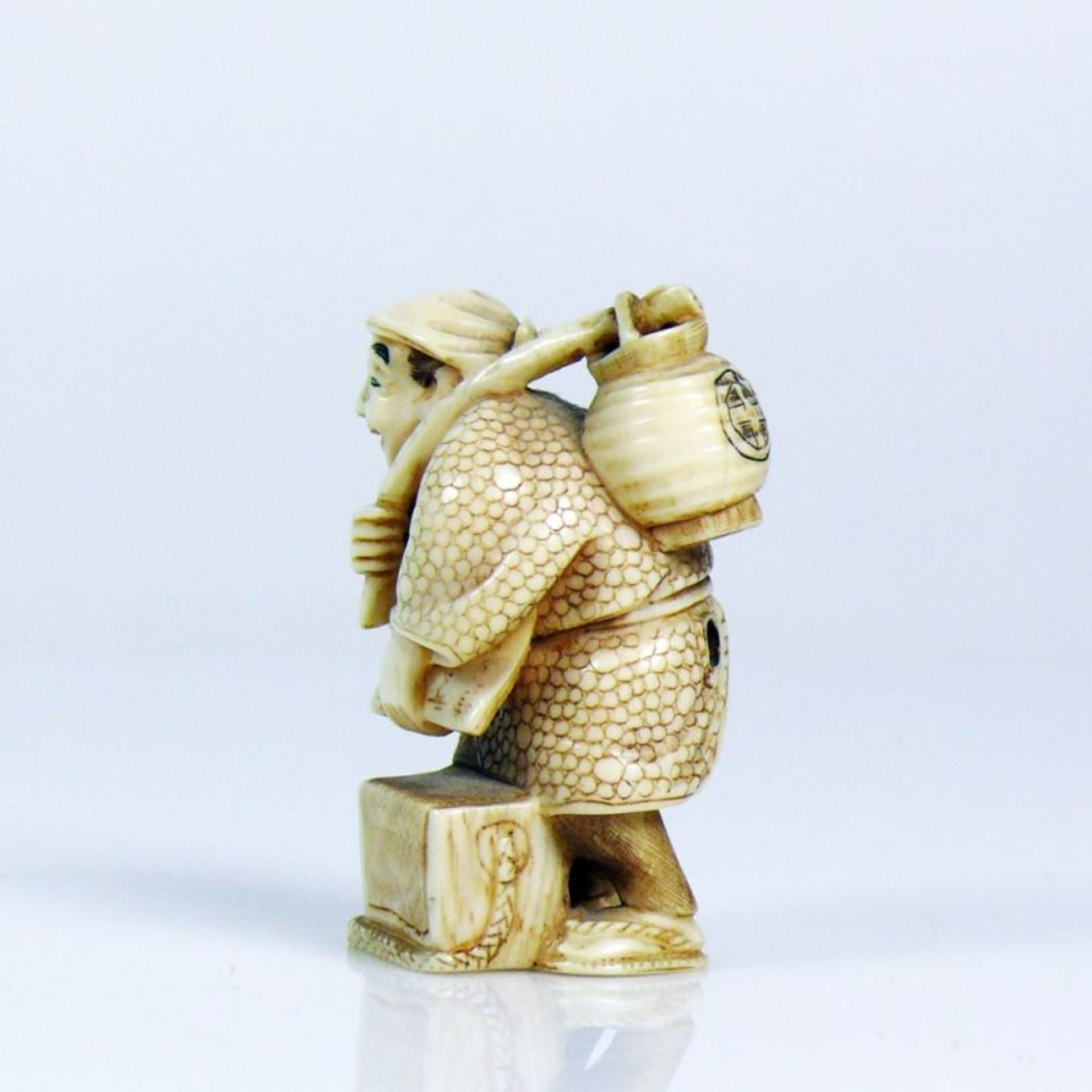 Netsuke (Japan, um 1900) stehender - Image 2 of 5