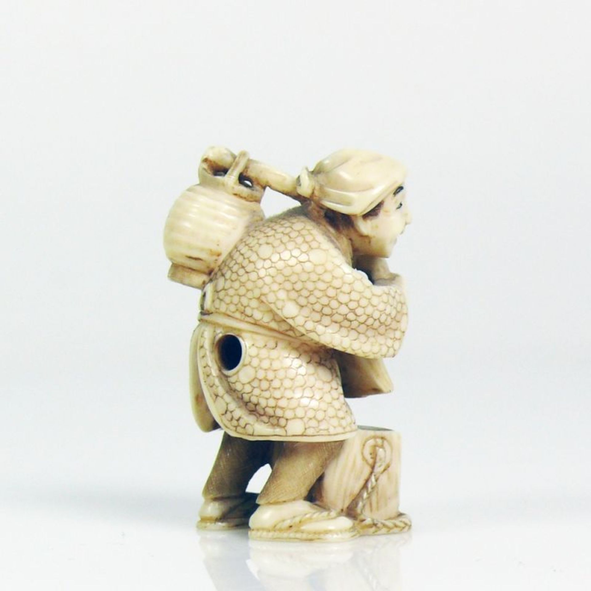 Netsuke (Japan, um 1900) stehender - Image 4 of 5