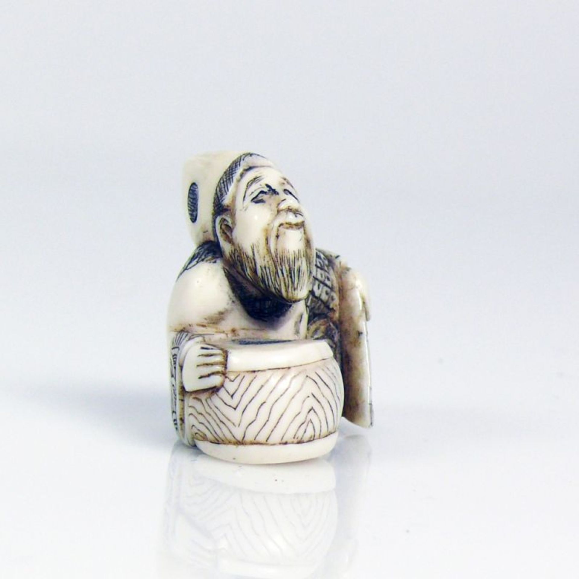 Netsuke (Japan, um 1900) kniender Mann - Bild 4 aus 5