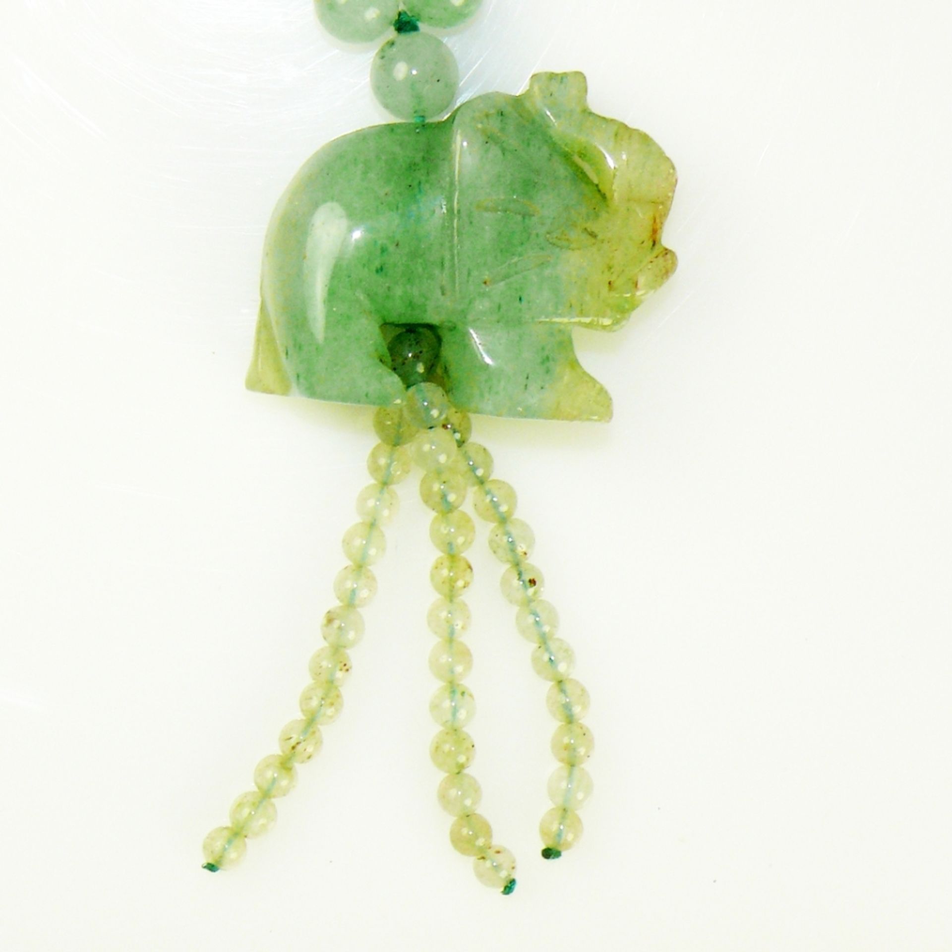 Jade-Halskette mit Elefant-Anhänger; - Bild 2 aus 3