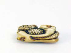 Netsuke (Japan) "Schlange"; geringelt;