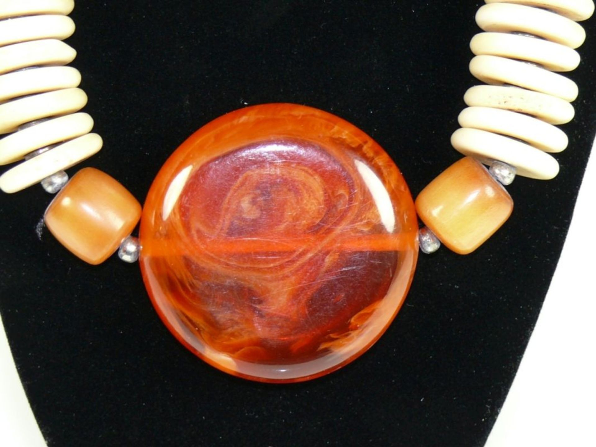 Halskette mit großem, rund - Bild 2 aus 3
