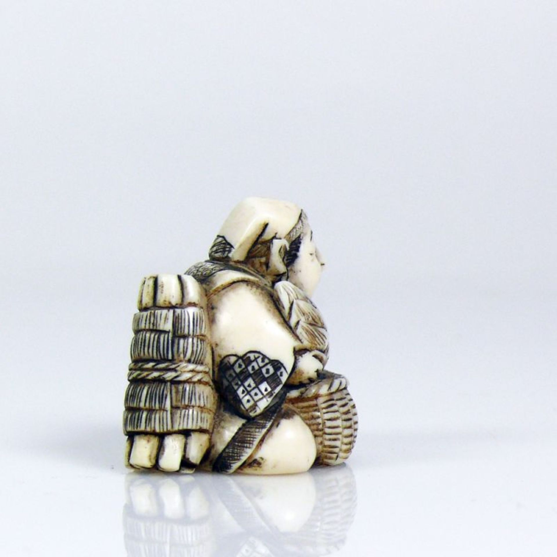 Netsuke (Japan, um 1900) sitzender - Bild 3 aus 5