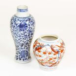 2 Vasen (China/Japan) 1x Blaudekor; H: