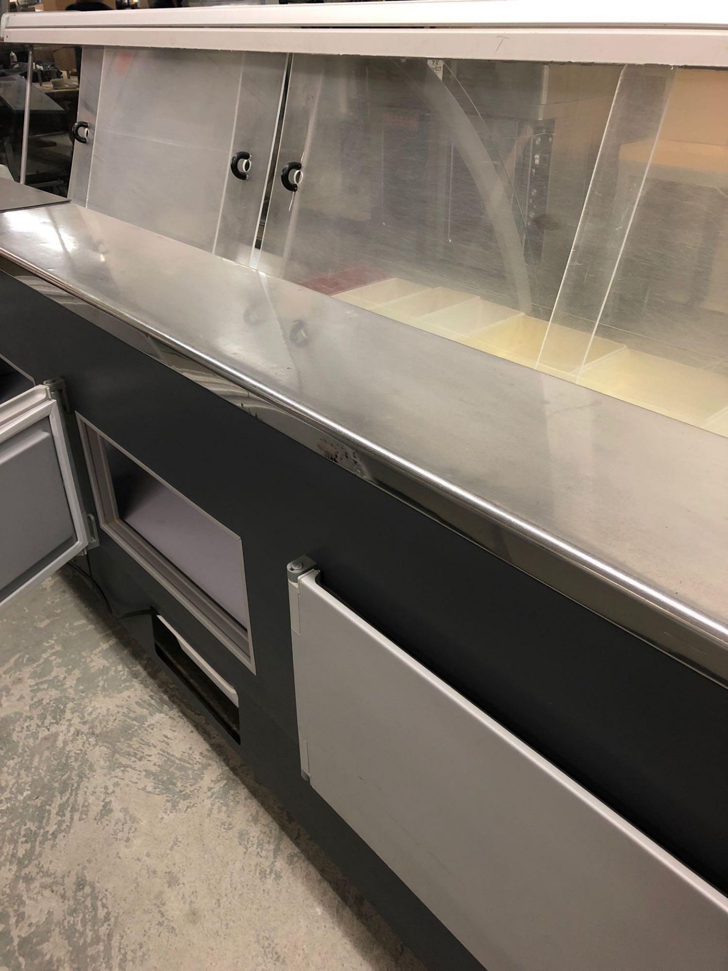 Lowe 8 foot refrigerated deli case - Image 5 of 6