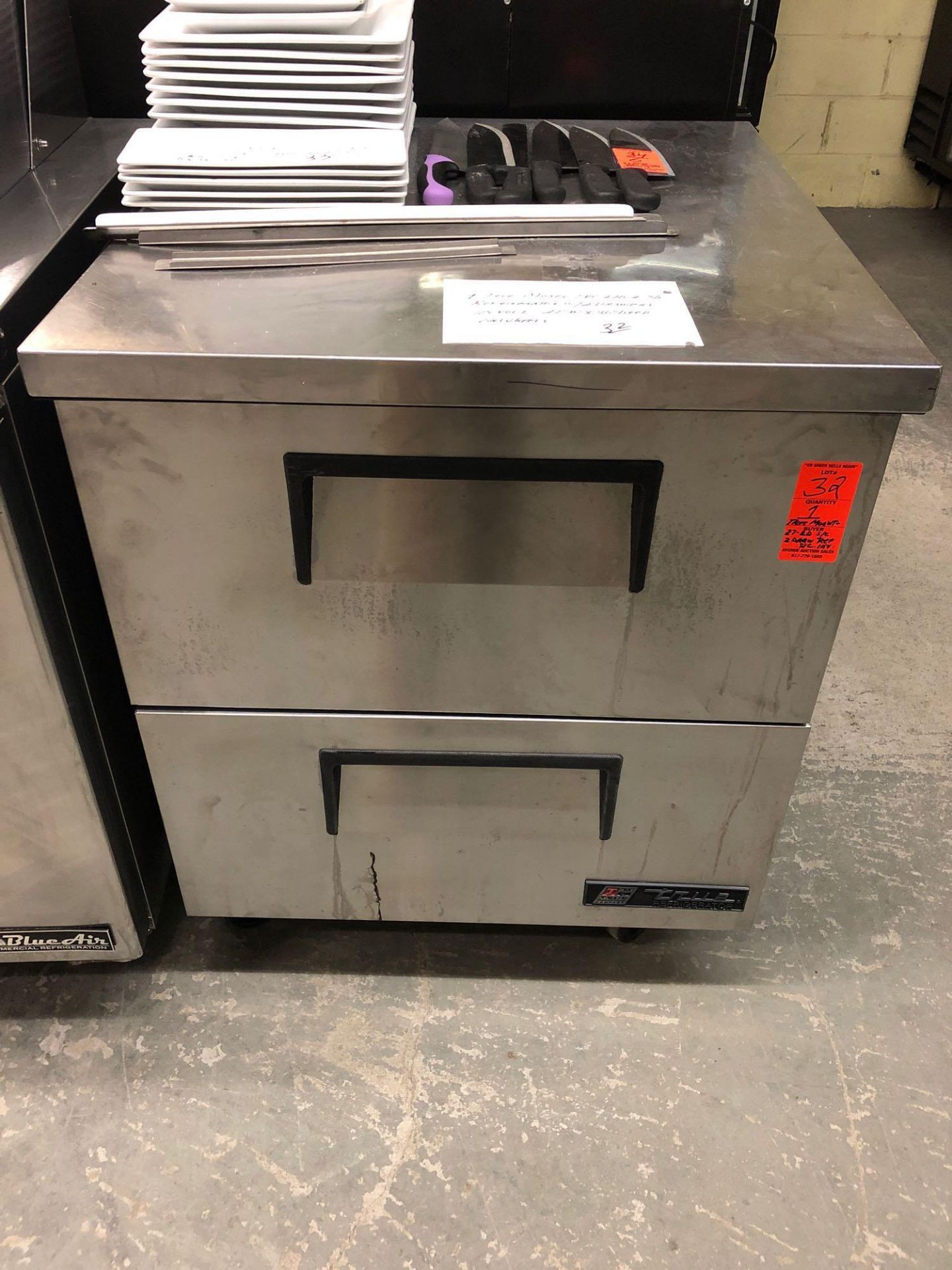 True 27 inch work top refrigerator with drawers