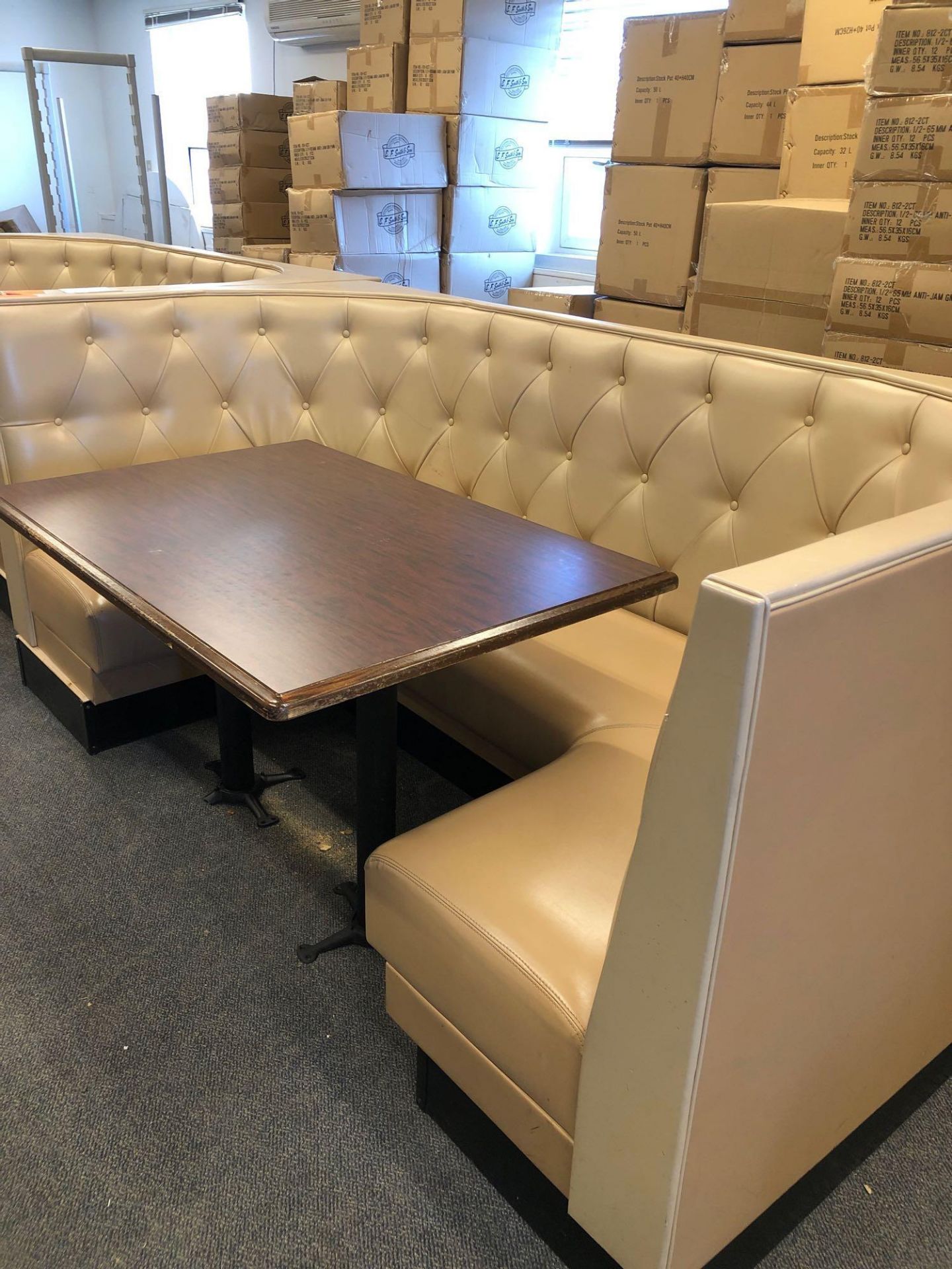 96” x 48” fully upholstered U-shaped booths with beige upholstery - Bild 2 aus 3