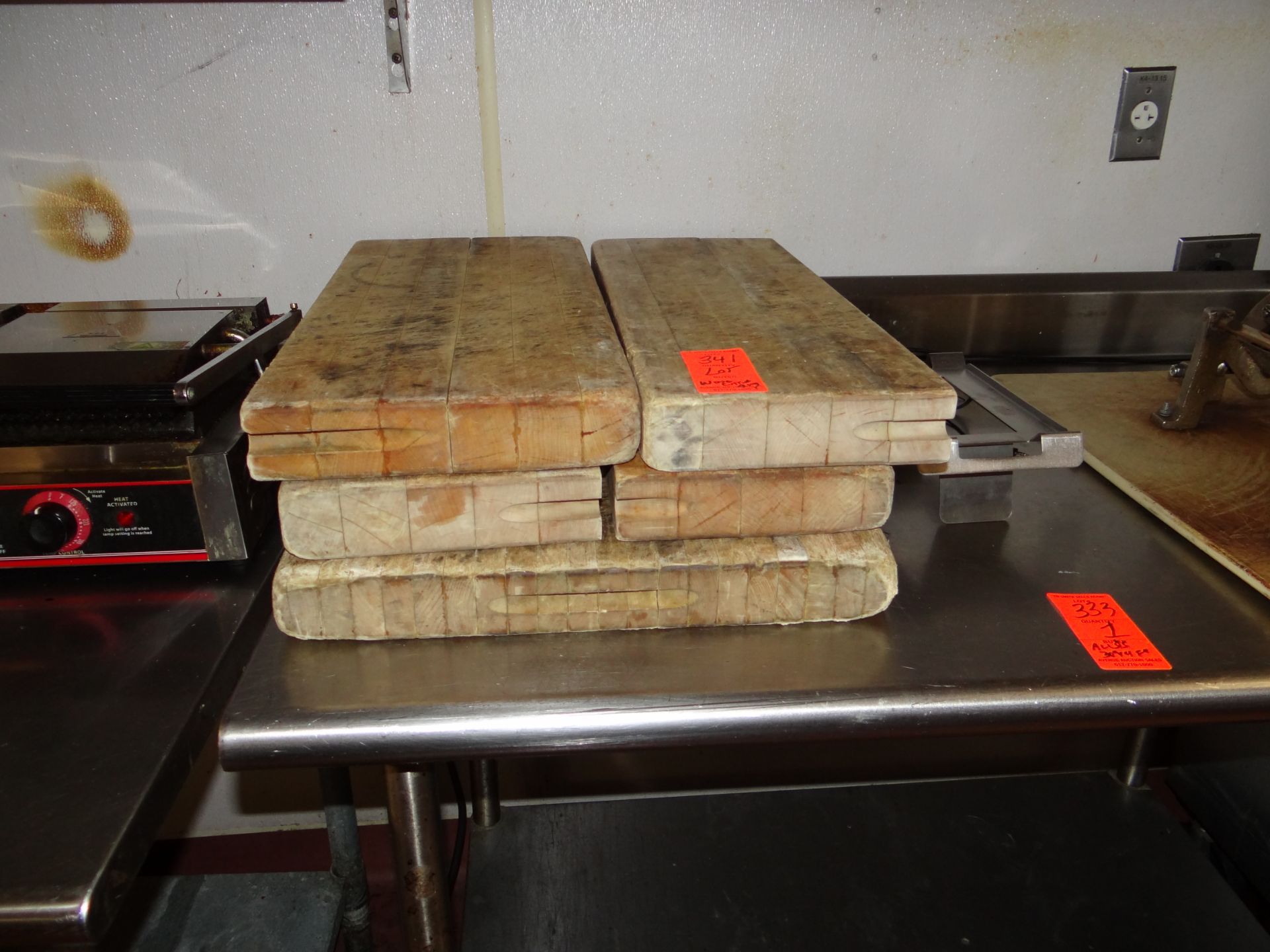 (1) Lot Wood Cutting Boards