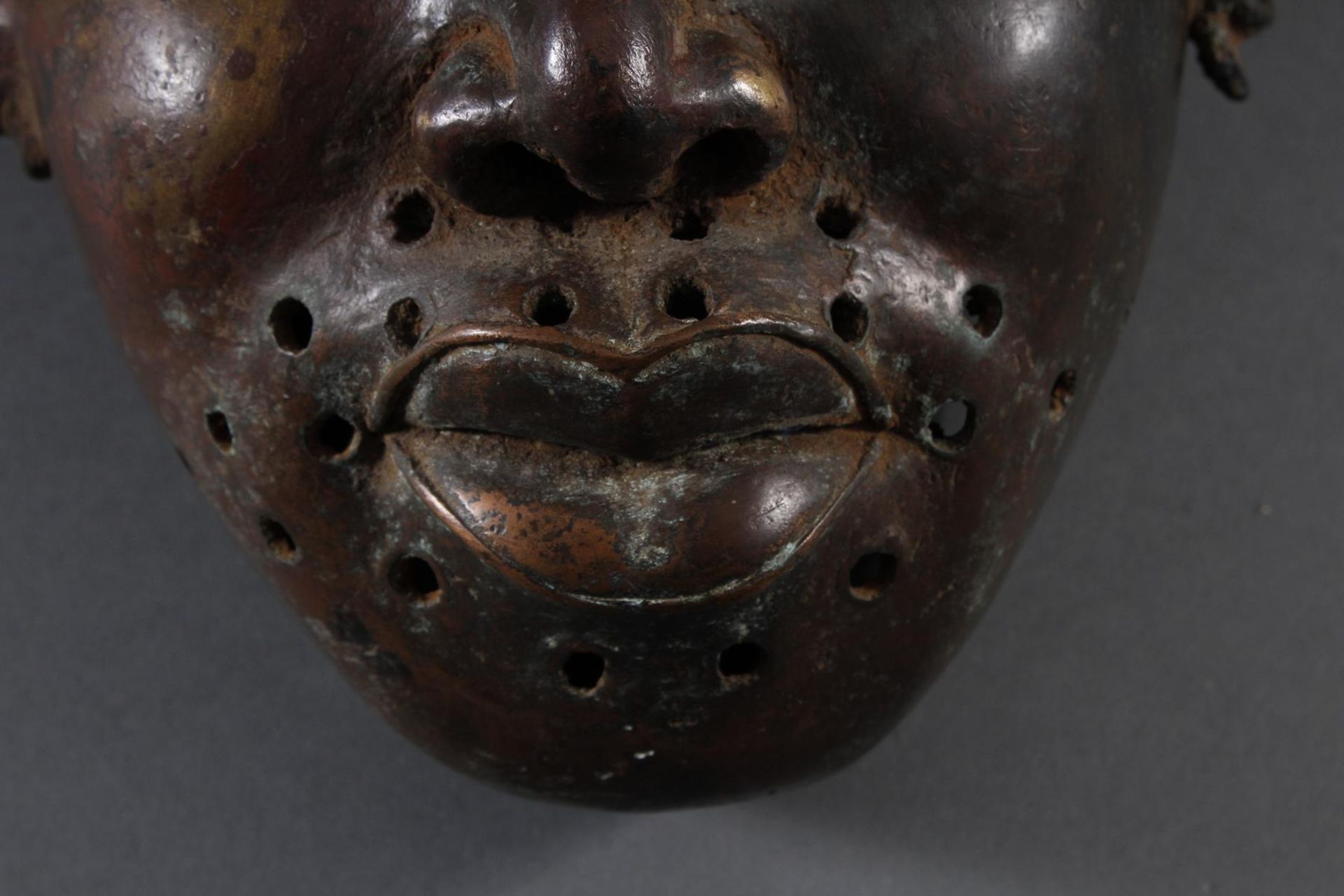 Maske eines Würdenträger aus Bronze, Nigeria 19./20. Jahrhundert - Image 2 of 9