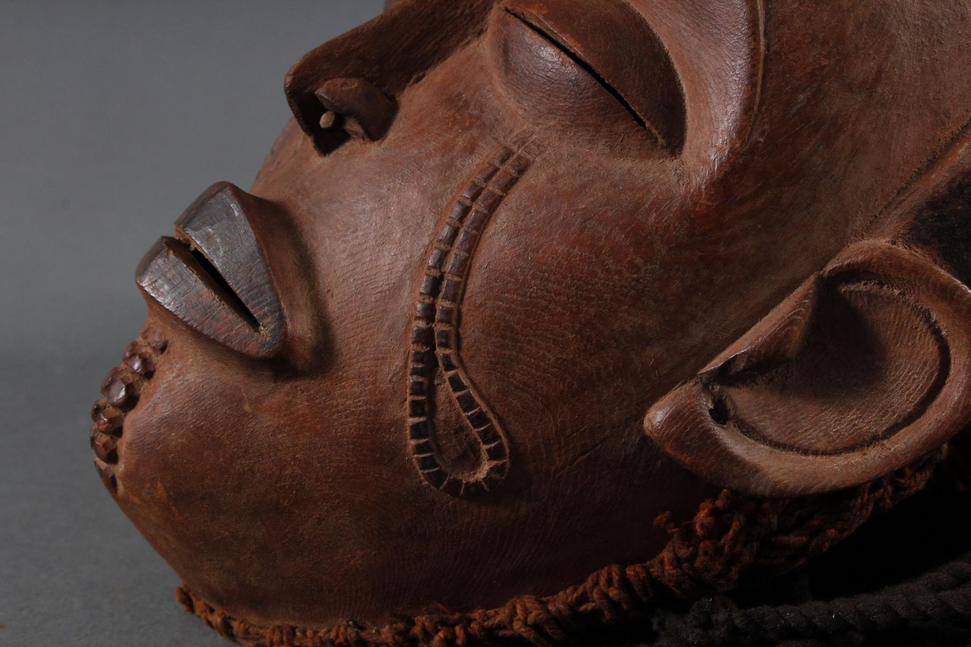 Tanzmaske, Aufsatzmaske „mwana pwo“ der Chokwe / D. R . Kongo, Angola - Image 5 of 8