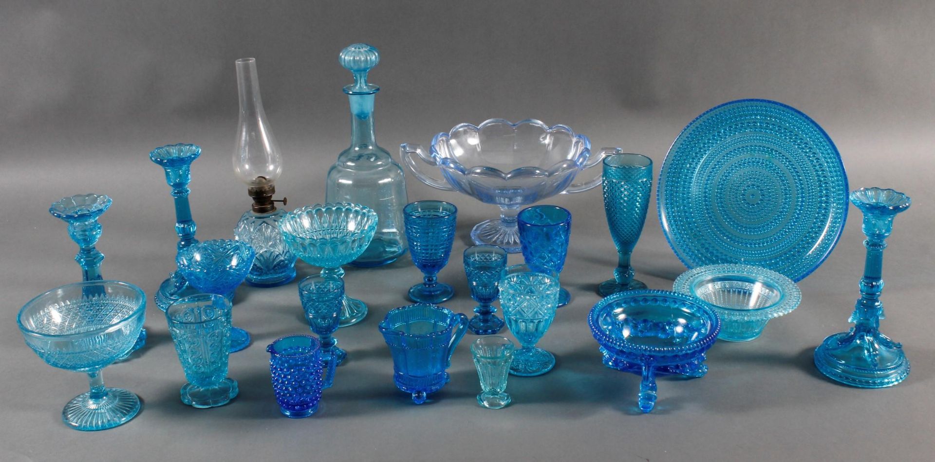 Sammlung blaues Pressglas