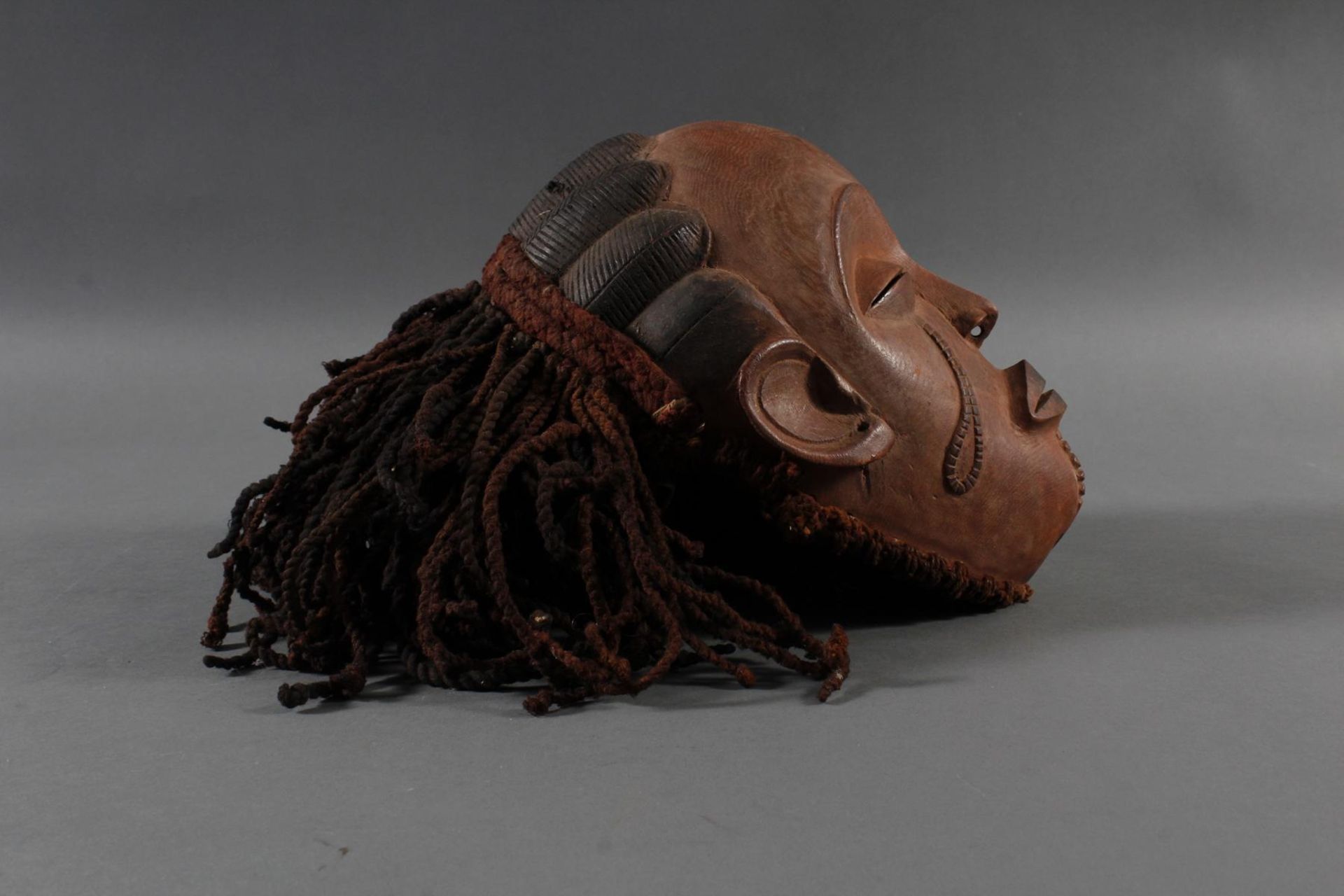 Tanzmaske, Aufsatzmaske „mwana pwo“ der Chokwe / D. R . Kongo, Angola - Image 2 of 8