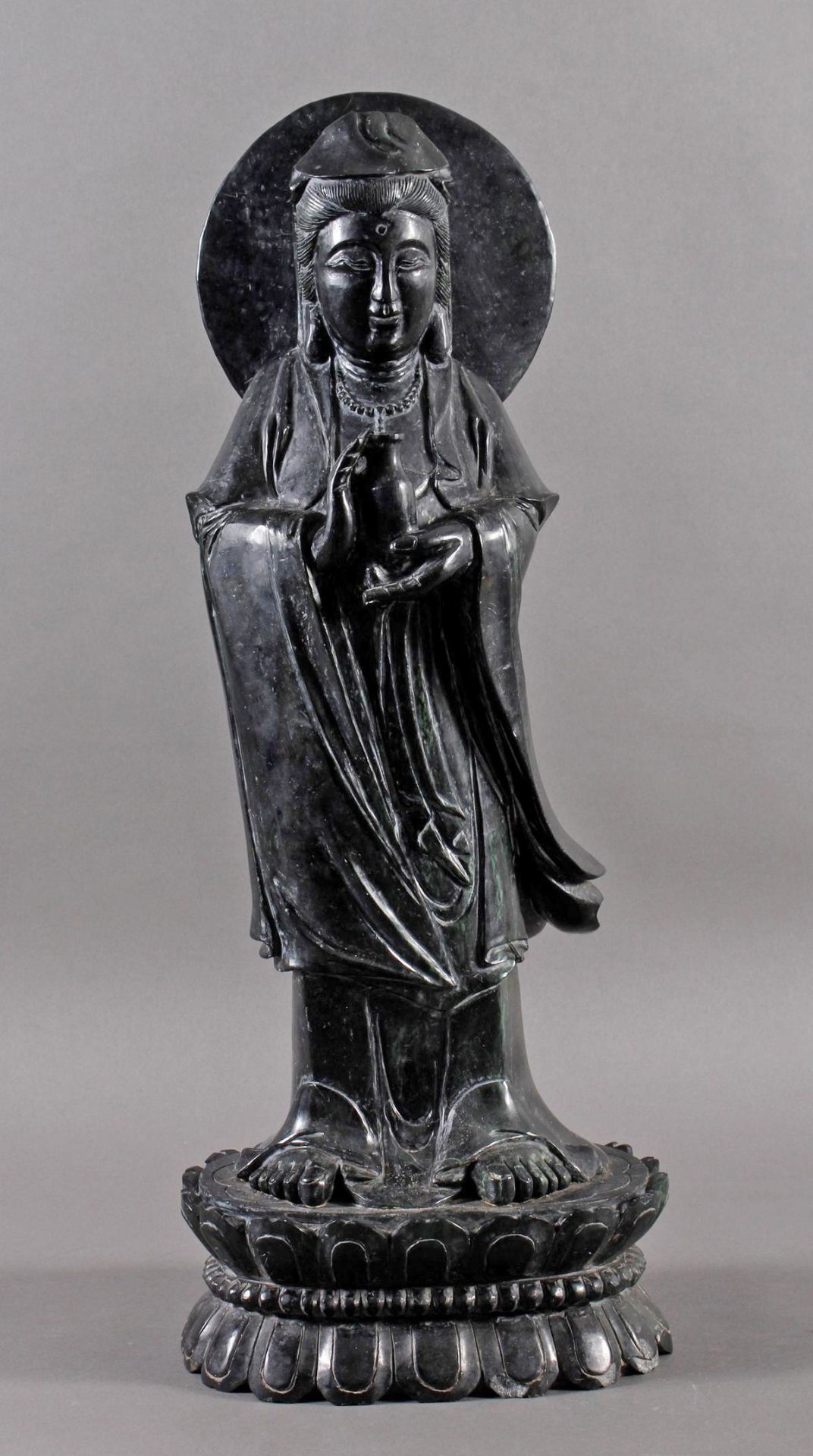 Jadefigur, Sehende Guanyin, China 19. / 20. Jahrhundert, 26,5 kg