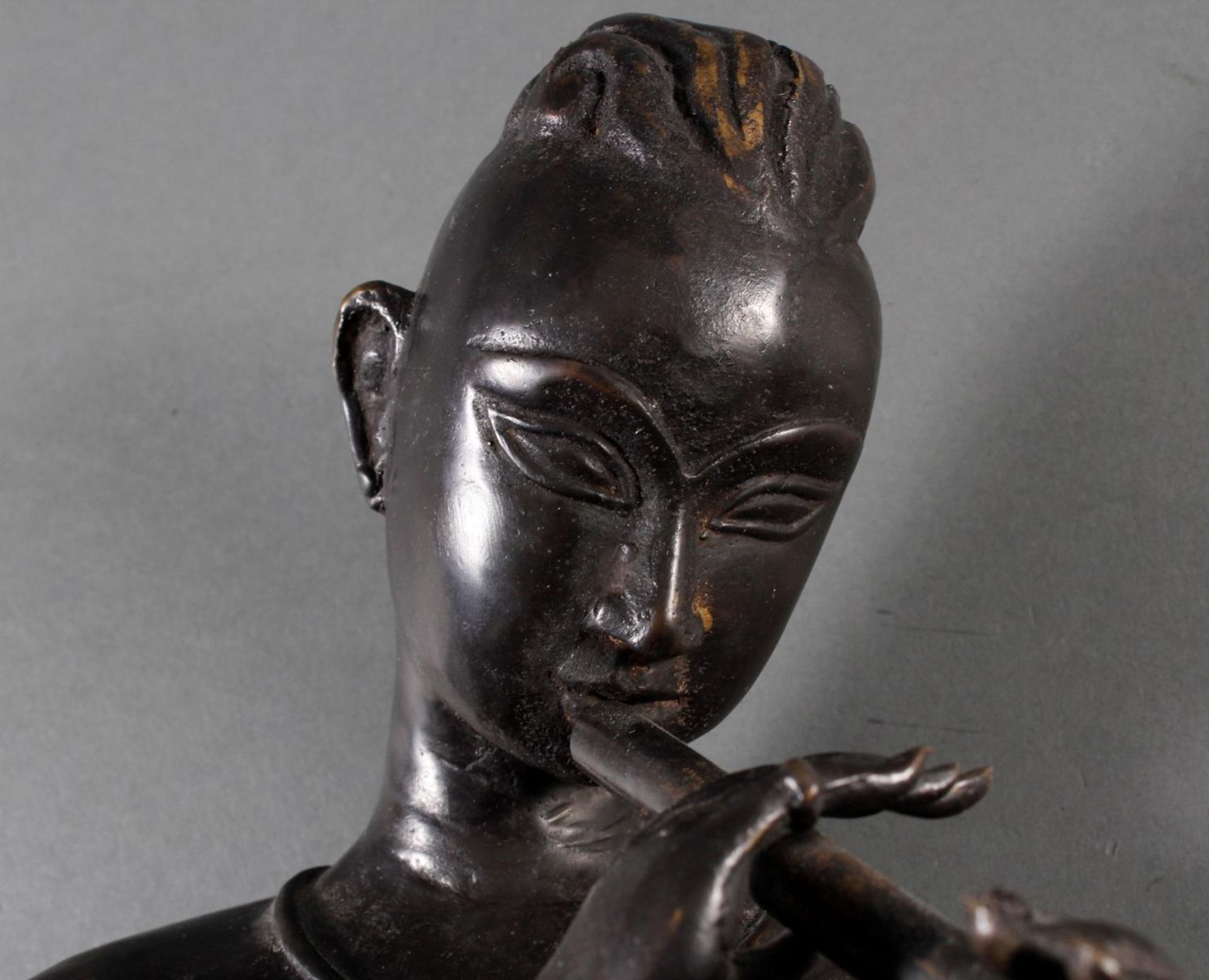 Sitzender Flötenspieler, patinierte Bronzeskulptur 20. Jahrhundert - Image 5 of 5