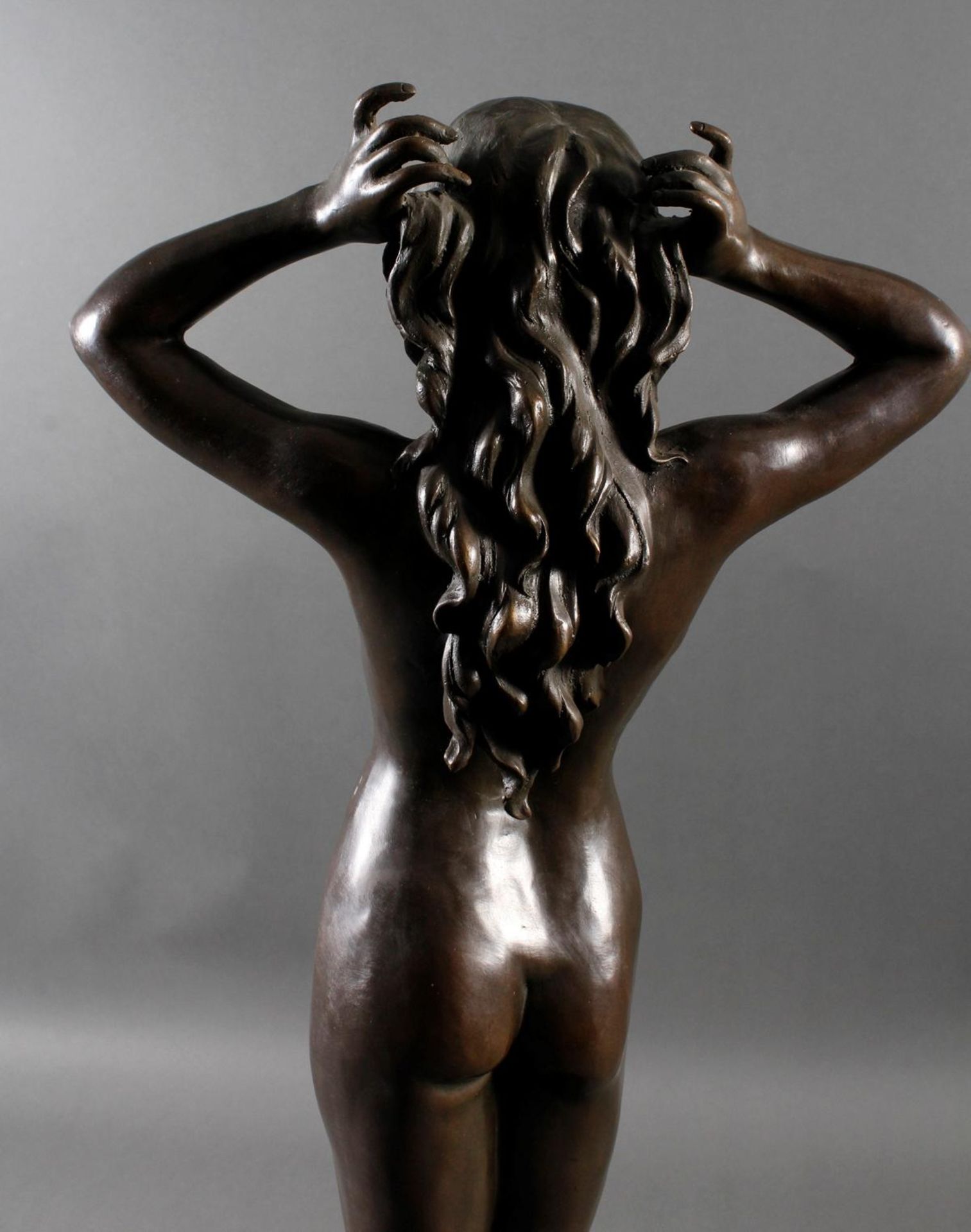 Mädchenakt „Das Erwachen“. Bronze Skulptur im Jugendstil, Frankreich 20. Jahrhundert - Image 8 of 8