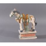 China Modell eines MING Pferdes auf Podest im Sancai Stil