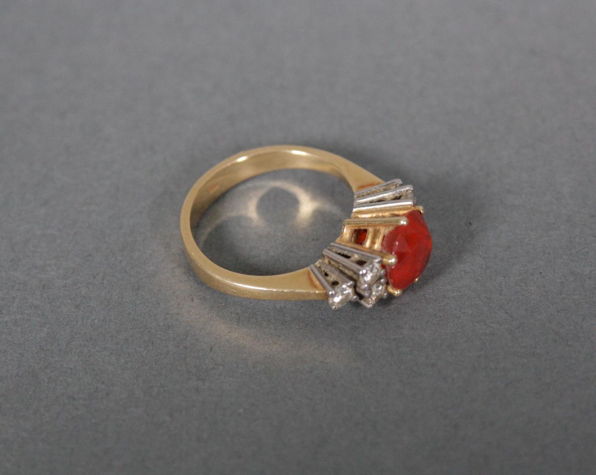 Ring mit Feueropal und Diamanten, 18 Karat Gelbgold - Image 2 of 3