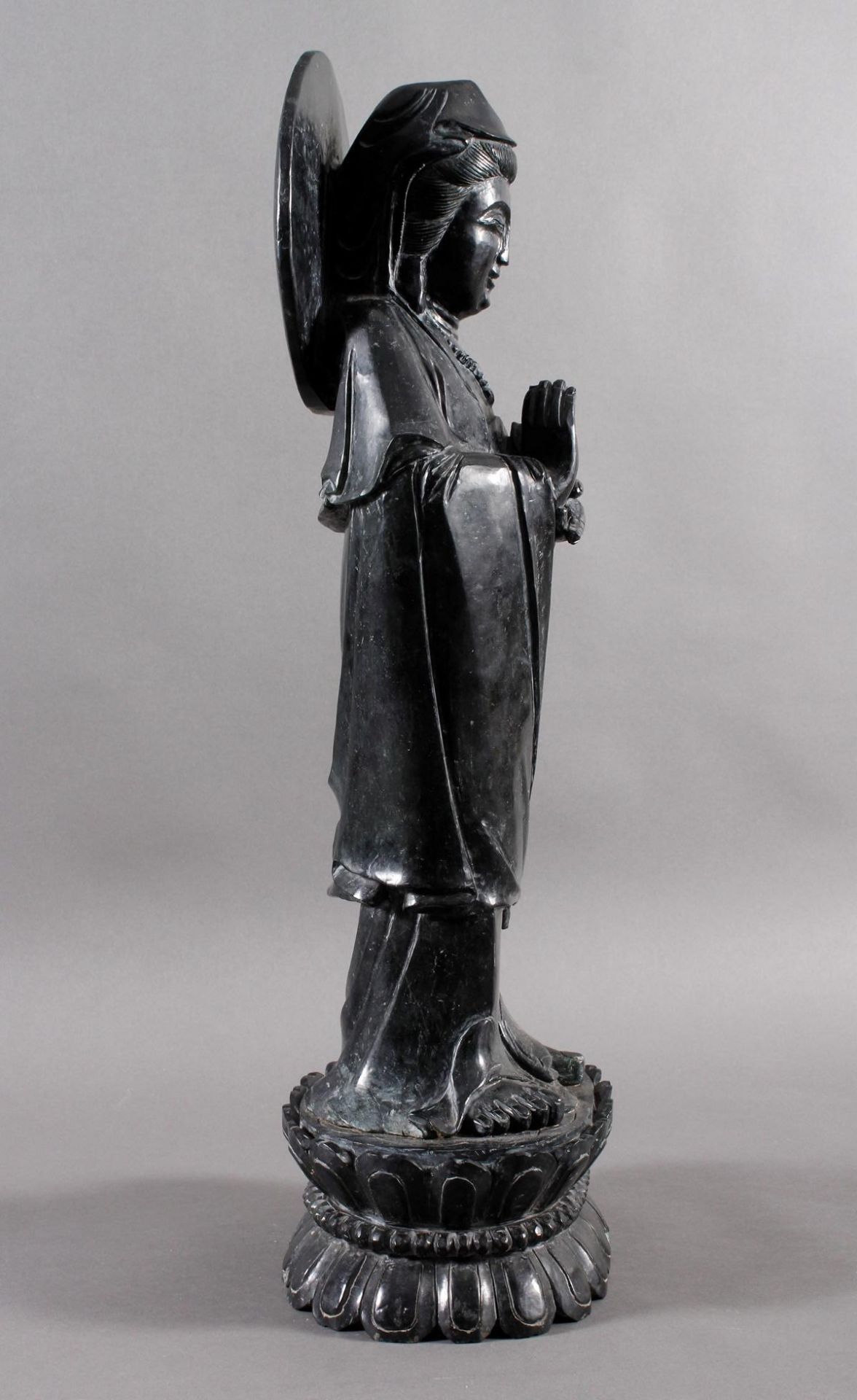 Jadefigur, Sehende Guanyin, China 19. / 20. Jahrhundert, 26,5 kg - Image 2 of 12