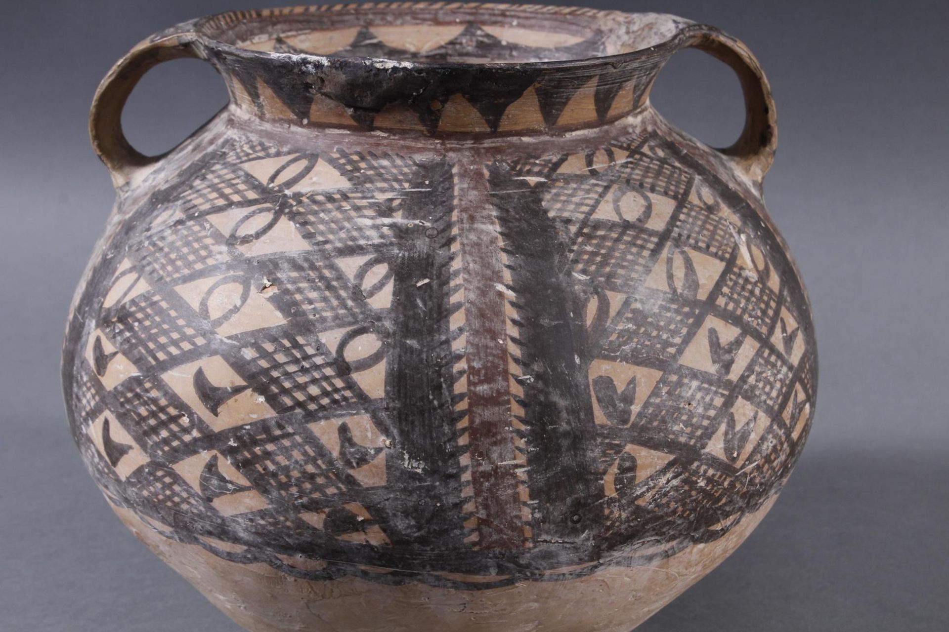 Keramikgefäß mit Ringhenkeln und kurzer Mündung.China. Machang-Zeit - Image 3 of 10