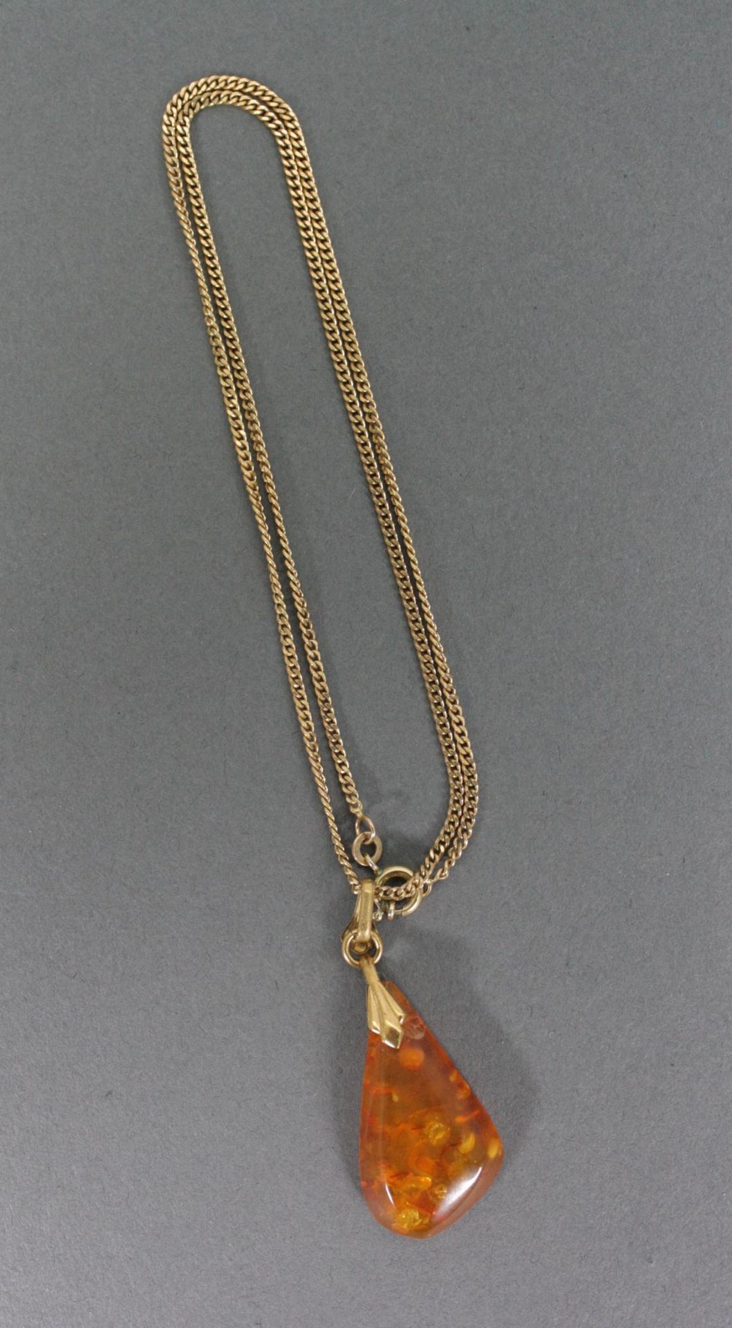 Halskette aus 8 Karat Gelbgold mit Bernsteinanhänger