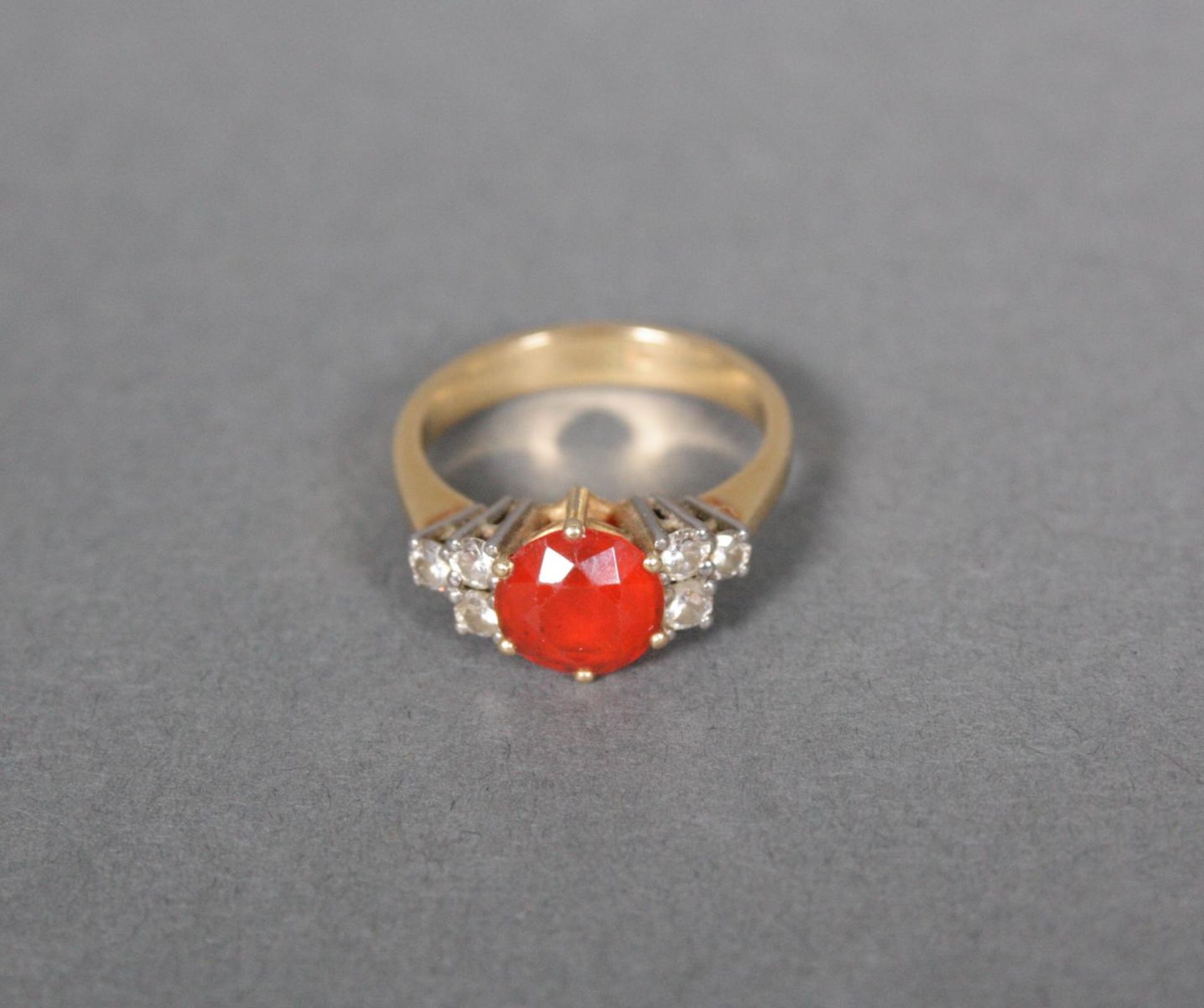 Ring mit Feueropal und Diamanten, 18 Karat Gelbgold