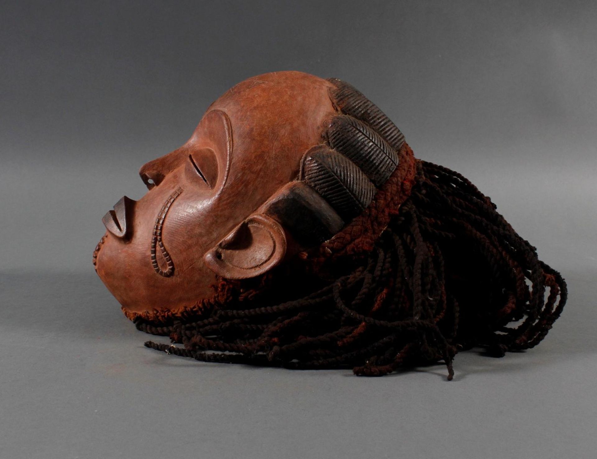 Tanzmaske, Aufsatzmaske „mwana pwo“ der Chokwe / D. R . Kongo, Angola - Image 4 of 8