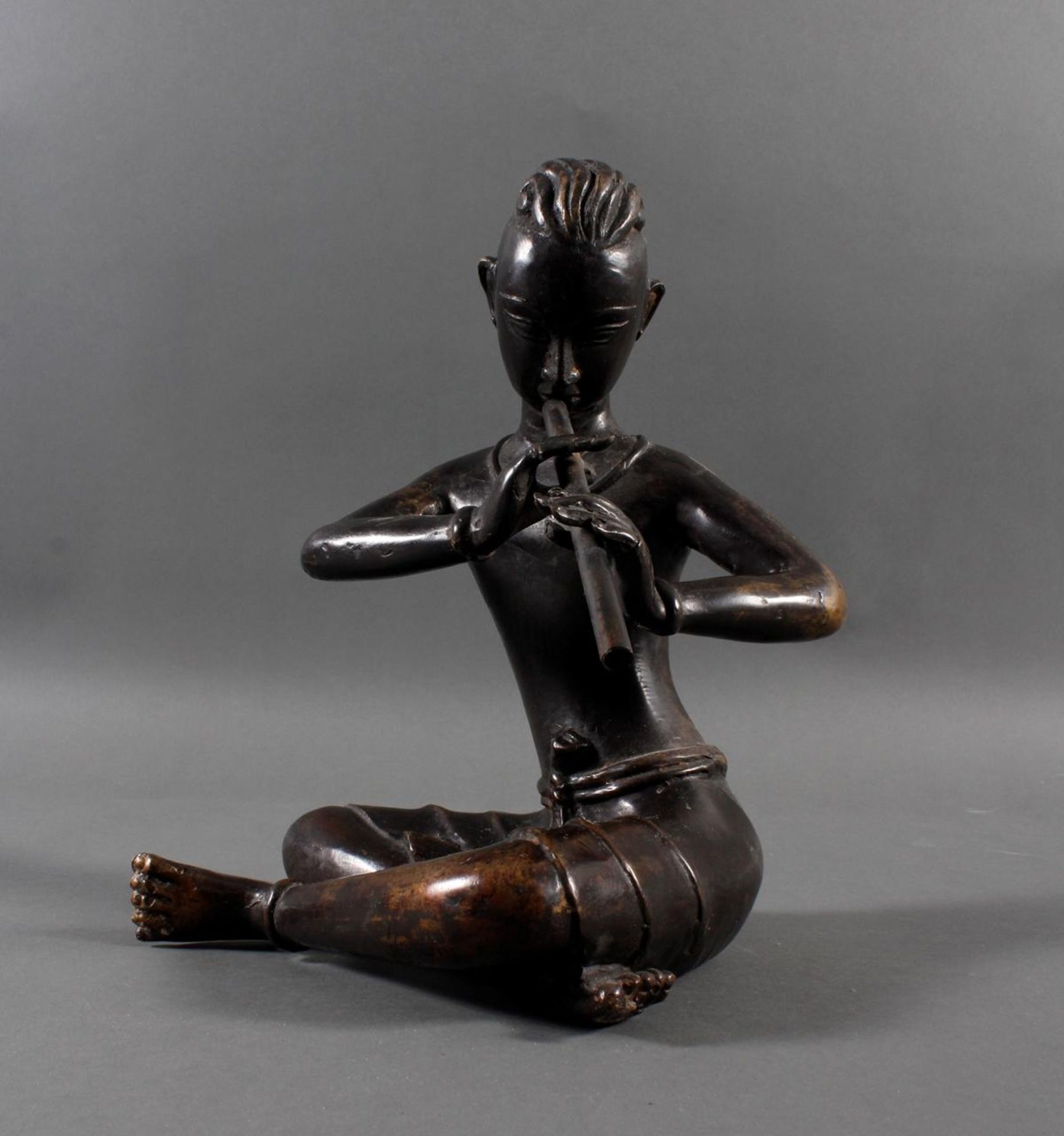 Sitzender Flötenspieler, patinierte Bronzeskulptur 20. Jahrhundert - Image 2 of 5