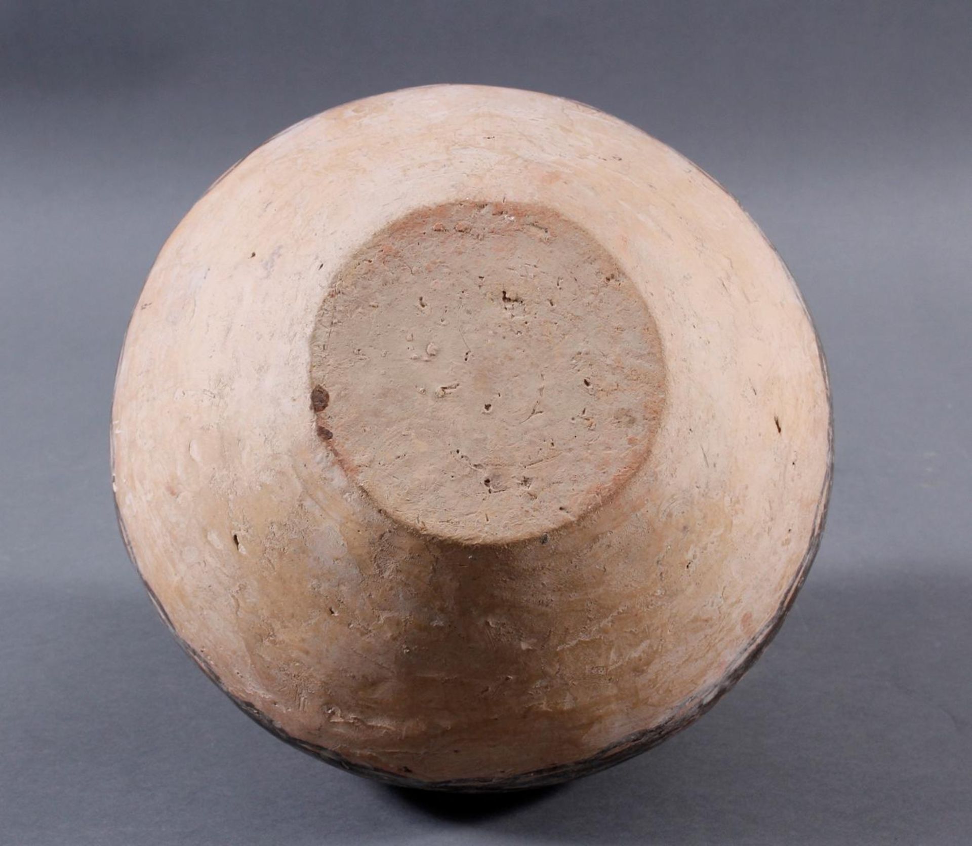 Keramikgefäß mit Ringhenkeln und kurzer Mündung.China. Machang-Zeit - Image 9 of 10