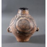 Keramikgefäß mit tief angesetzten Ringhenkeln, China