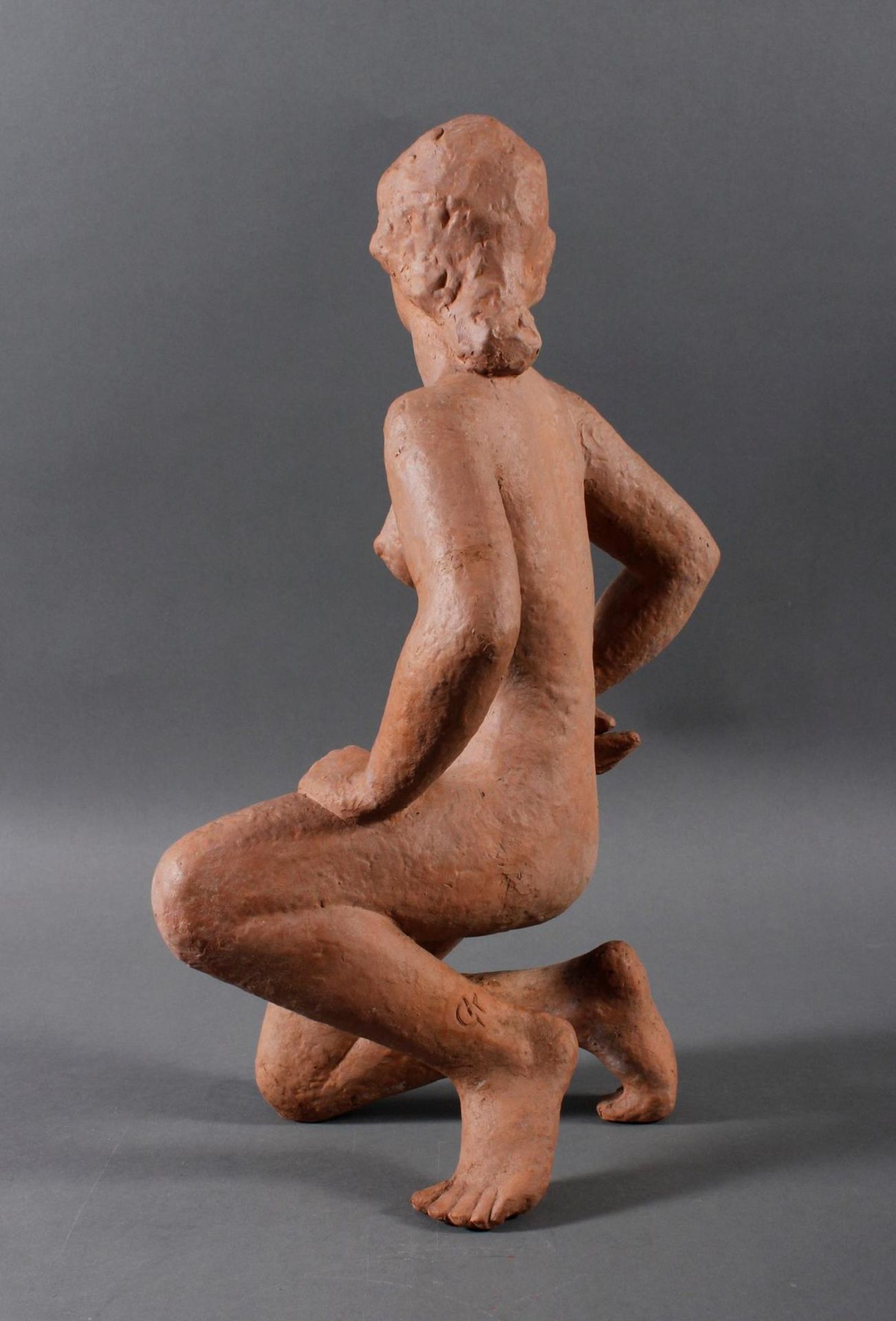 Monogrammist „GK“ Terracotta-Skulptur, „Kniender Akt“ um 1935 - Image 7 of 11