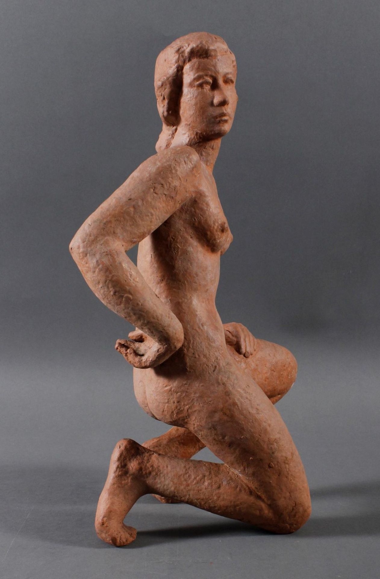 Monogrammist „GK“ Terracotta-Skulptur, „Kniender Akt“ um 1935 - Image 3 of 11