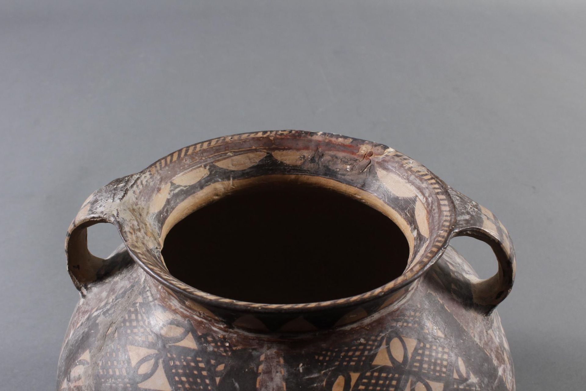Keramikgefäß mit Ringhenkeln und kurzer Mündung.China. Machang-Zeit - Image 6 of 10