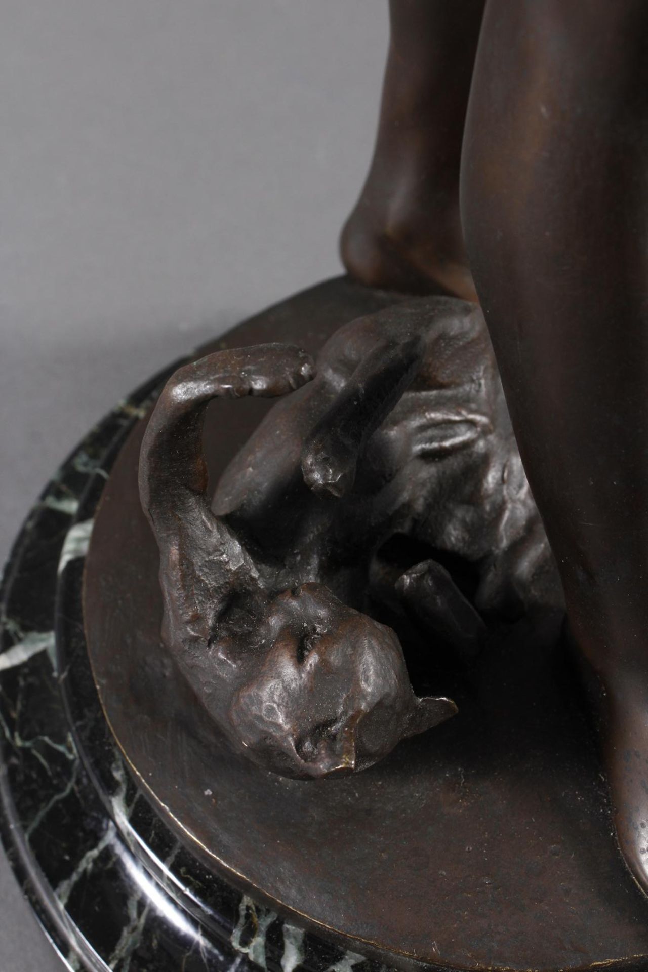 Jugendstil-Bronze, Jüngling mit Katze, Frankreich um 1900 - Image 6 of 8