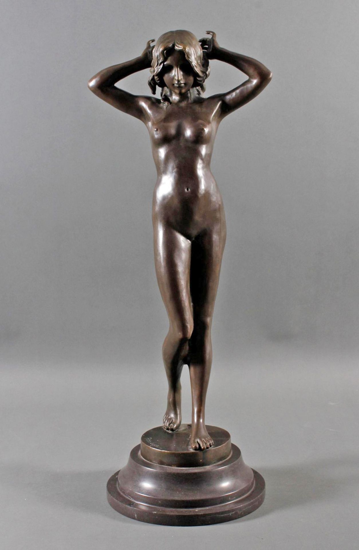 Mädchenakt „Das Erwachen“. Bronze Skulptur im Jugendstil, Frankreich 20. Jahrhundert